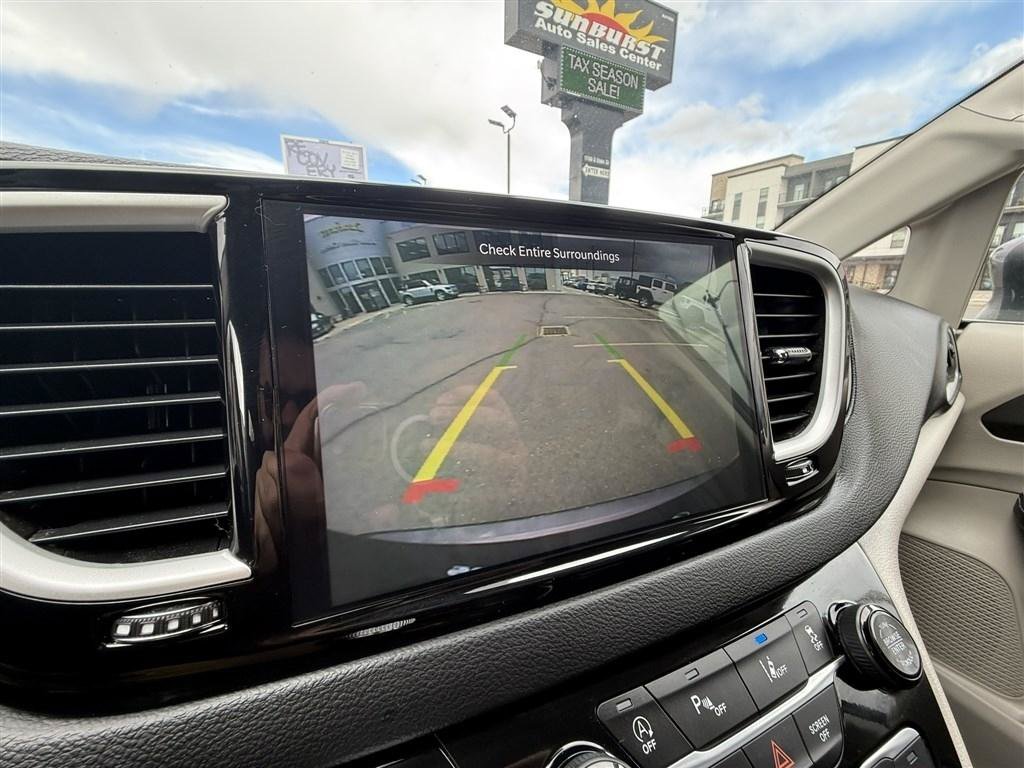 Used 2023 Chrysler Pacifica Touring-L FWD image 21