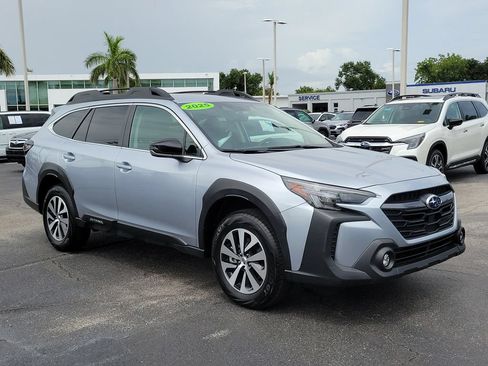 Used 2025 Subaru Outback Premium AWD/4WD image 2
