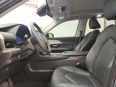 Used 2025 Toyota Grand Highlander AWD image 16