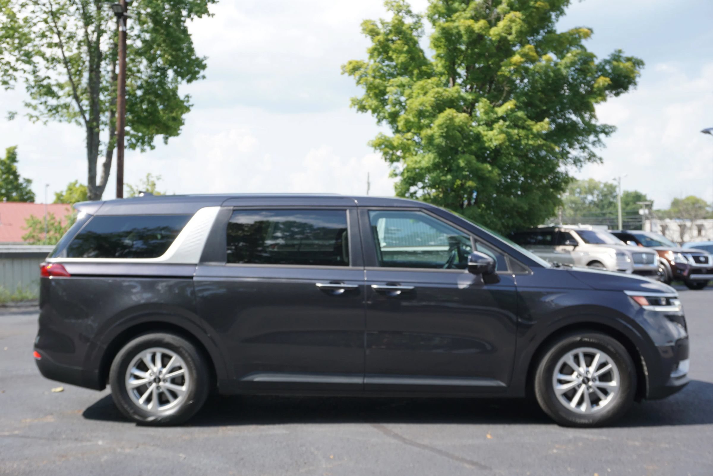 Used 2022 Kia Carnival LX FWD image 6