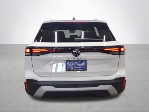 New 2025 Volkswagen Tiguan SE image 11