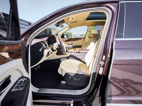 Used 2023 Bentley Bentayga Extended Wheelbase image 29