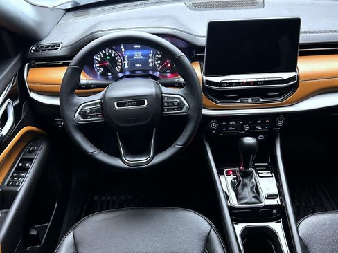 Used 2025 Jeep Compass Limited image 14