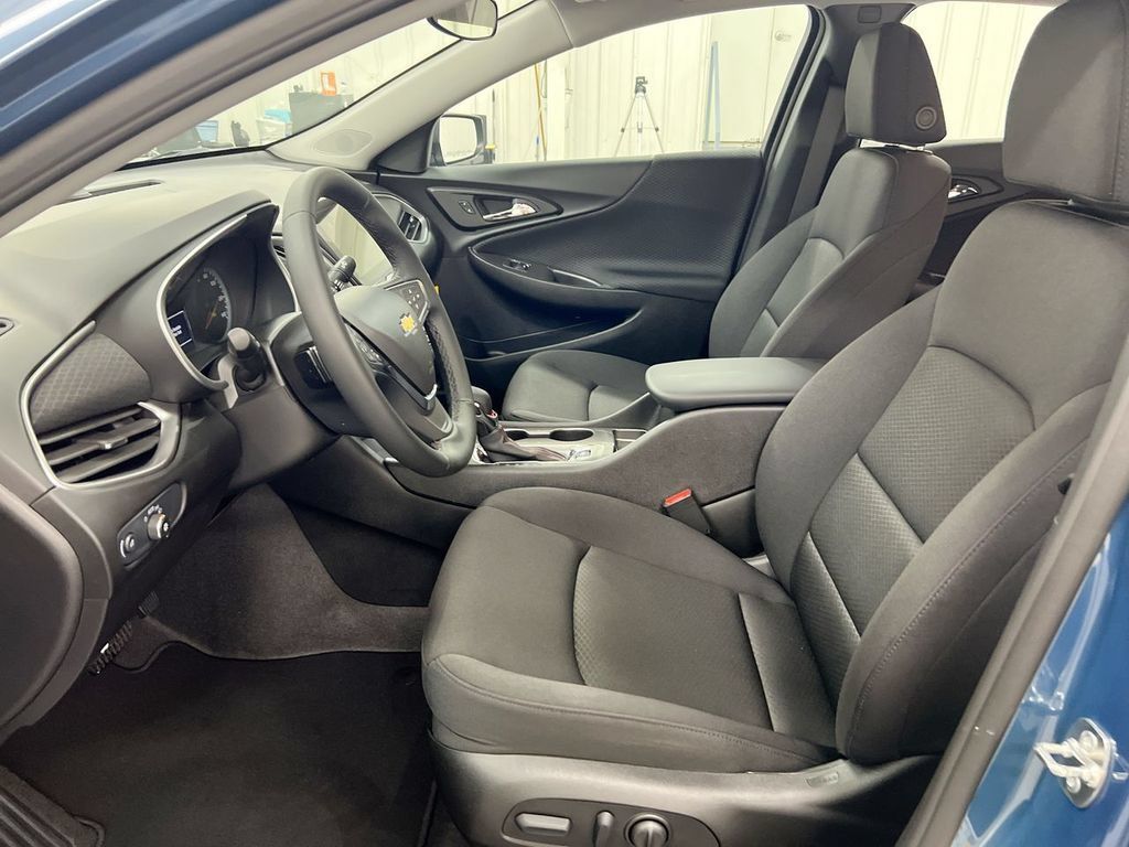 Used 2024 Chevrolet Malibu RS FWD image 18