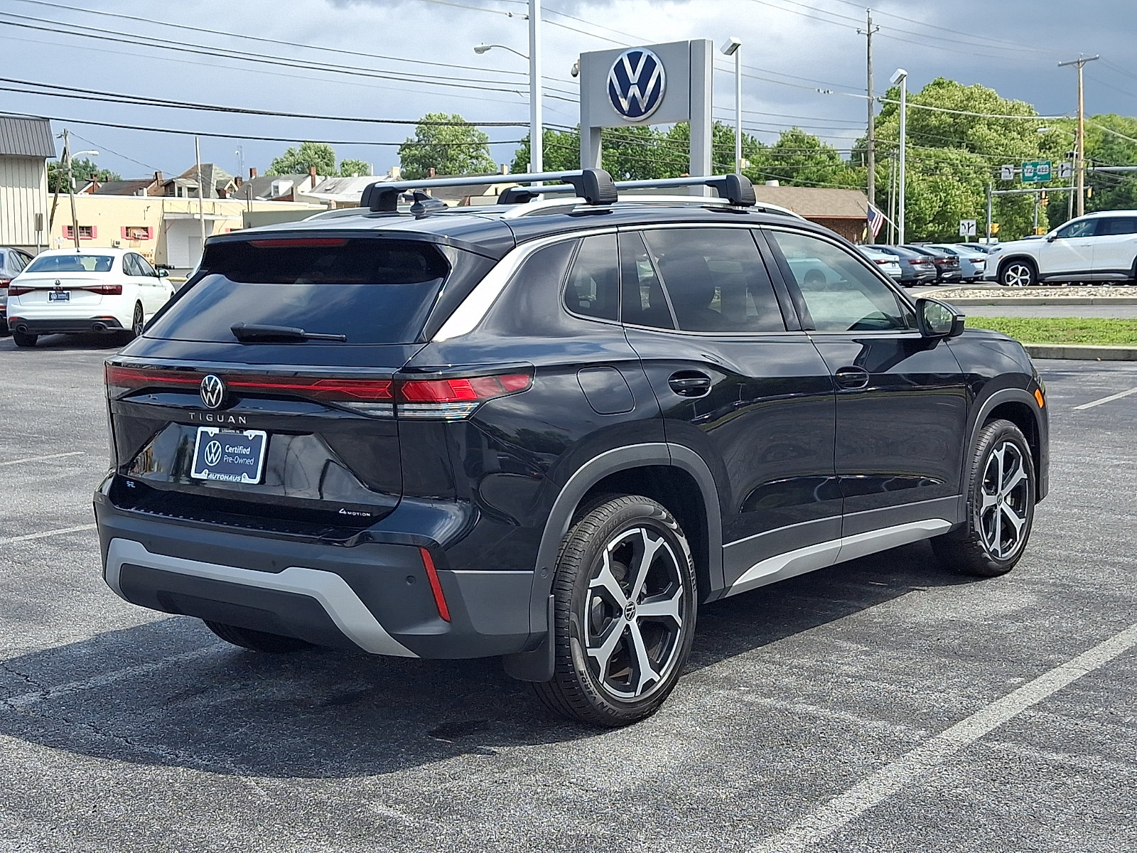 Used 2025 Volkswagen Tiguan SE AWD/4WD image 7