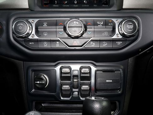 Used 2019 Jeep Wrangler Unlimited Sahara AWD/4WD image 11