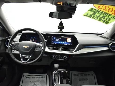 Used 2025 Chevrolet Trax LT w/ LT Convenience Package FWD image 19