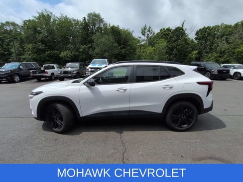 Used 2025 Chevrolet Trax ACTIV w/ Sunroof Package FWD image 2