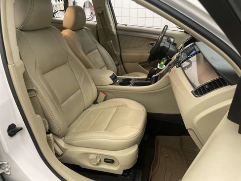 Used 2018 Ford Taurus SEL FWD image 19