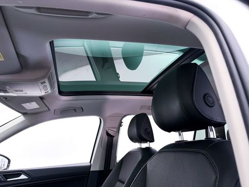 Used 2020 Volkswagen Tiguan SE w/ Panoramic Sunroof Package AWD/4WD image 3