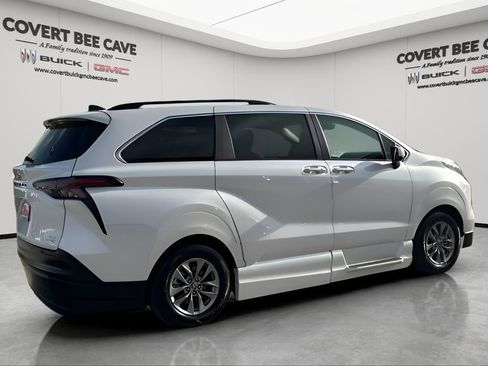 Used 2024 Toyota Sienna XLE w/ XLE Plus Package image 10