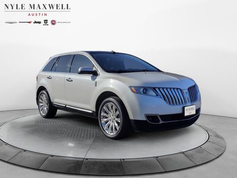 Used 2013 Lincoln MKX FWD image 2
