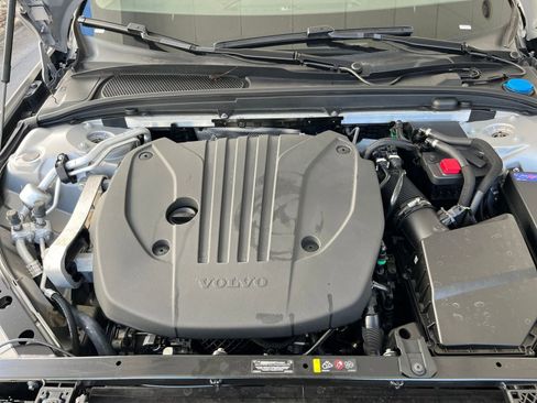 Used 2025 Volvo V60 B5 Cross Country Plus image 32