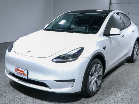Used 2024 Tesla Model Y Long Range AWD/4WD image 26