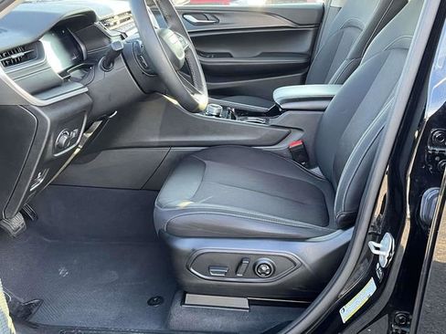 Used 2023 Jeep Grand Cherokee Laredo image 13