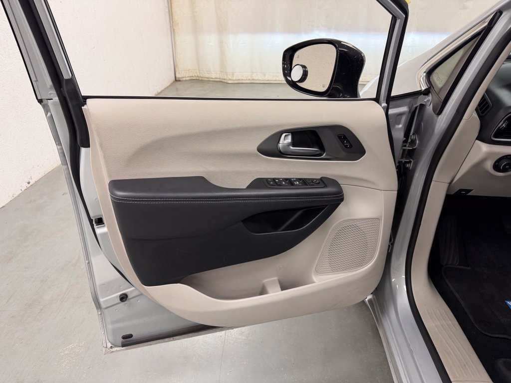 Used 2024 Chrysler Pacifica Touring-L FWD image 18