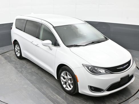 Used 2018 Chrysler Pacifica Touring Plus w/ Tire & Wheel Group image 35