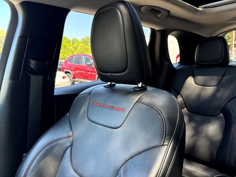 Used 2022 Jeep Cherokee Trailhawk w/ Sun, Sound & Nav Group AWD/4WD image 4