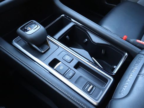 Used 2024 Nissan Pathfinder SL w/ Lighting Package (N92) FWD image 27