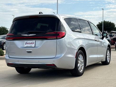 Used 2023 Chrysler Pacifica Touring-L FWD image 8