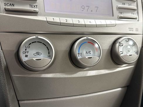 Used 2011 Toyota Camry LE image 19