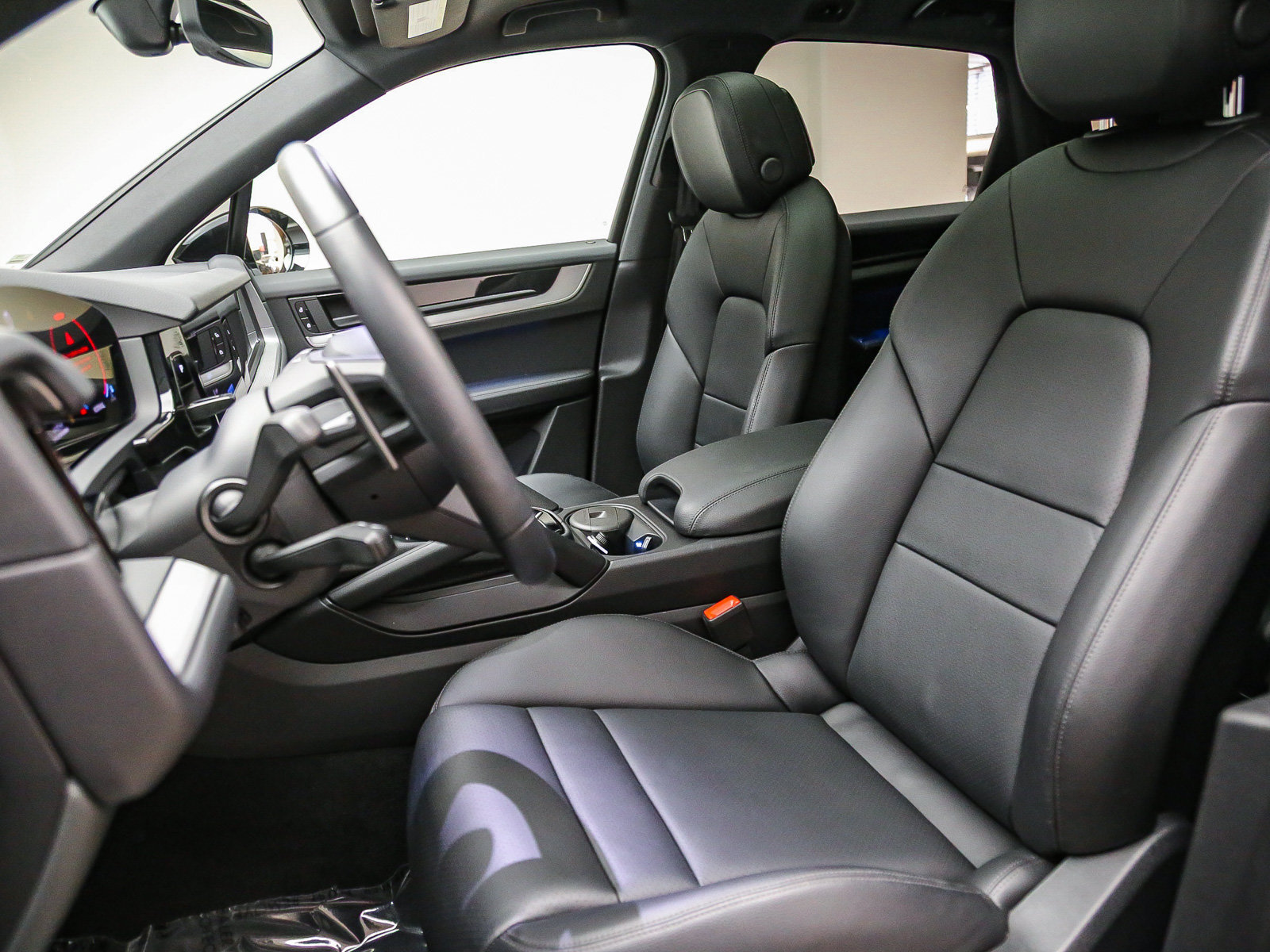 Certified 2025 Porsche Cayenne AWD/4WD image 5