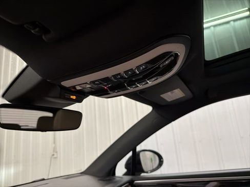 Used 2019 Porsche Macan AWD/4WD image 37