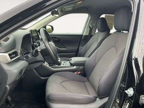 Used 2024 Toyota Highlander LE AWD/4WD image 9