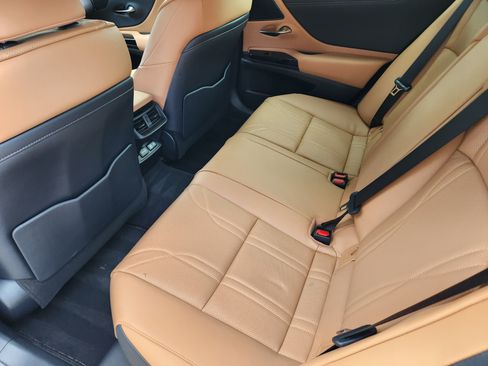 Used 2024 Lexus ES 300h Ultra Luxury w/ Accessory Package (Z2) FWD image 41