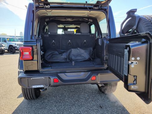 Used 2025 Jeep Wrangler Unlimited Sahara AWD/4WD image 19