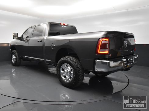 Used 2024 RAM 2500 Tradesman w/ Chrome Appearance Group AWD/4WD image 5