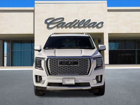 Used 2021 GMC Yukon Denali w/ Denali Premium Package image 10