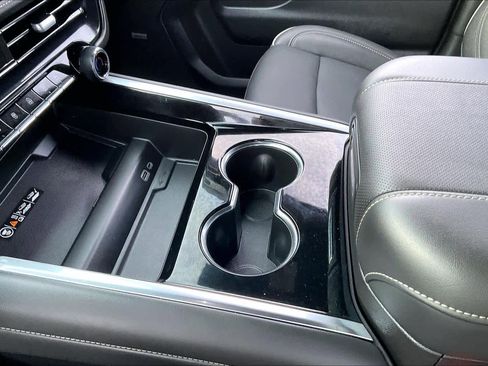 Certified 2025 Chevrolet Suburban Premier image 16