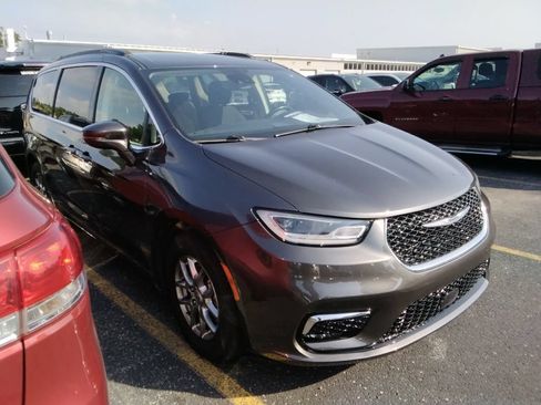 Used 2021 Chrysler Pacifica Touring w/ Cold Weather Group FWD image 5