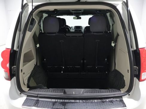 Used 2019 Dodge Grand Caravan SXT w/ Driver Convenience Group FWD image 4