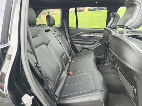 Used 2023 Jeep Grand Cherokee Overland w/ Luxury Tech Group IV AWD/4WD image 15