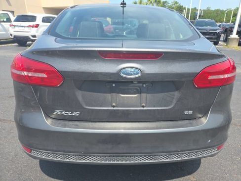 Used 2018 Ford Focus SE FWD image 5