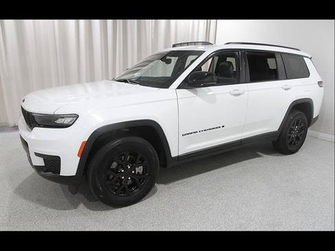 Used 2024 Jeep Grand Cherokee L Altitude AWD/4WD image 3