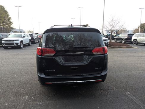 Used 2019 Chrysler Pacifica Limited image 2