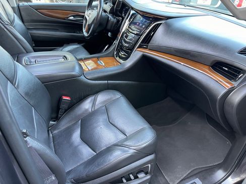 Used 2017 Cadillac Escalade ESV Premium Luxury image 31