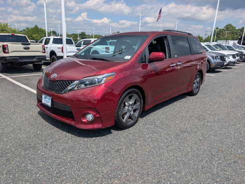 Used 2017 Toyota Sienna SE Premium FWD image 7
