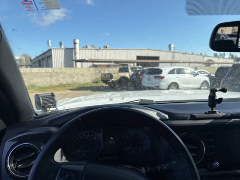 Used 2020 Toyota Tacoma TRD Off-Road w/ Technology Package image 19