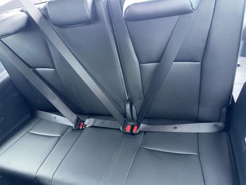 Used 2024 Toyota Highlander XLE FWD image 9