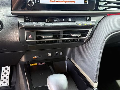 Used 2025 Toyota Camry SE AWD/4WD image 15