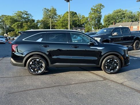 New 2025 Kia Sorento S image 2