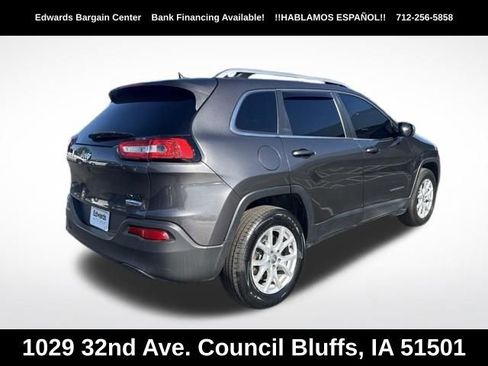 Used 2017 Jeep Cherokee Latitude AWD/4WD image 7