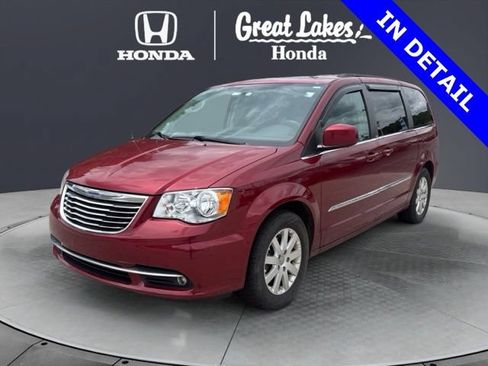Used 2015 Chrysler Town & Country Touring FWD image 2