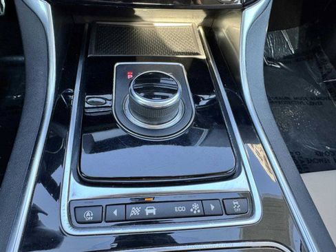 Used 2019 Jaguar XE Premium image 31