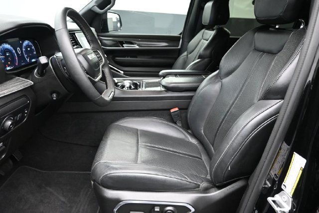 Used 2022 Jeep Wagoneer Series II AWD/4WD image 24