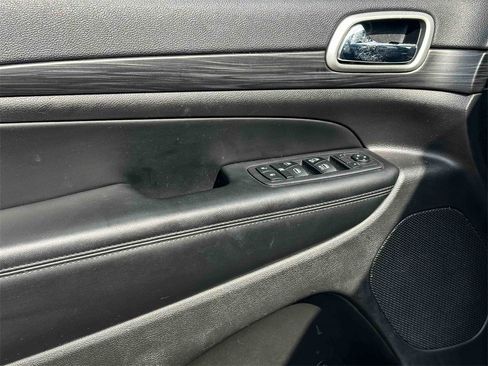 Used 2019 Jeep Grand Cherokee Laredo image 16